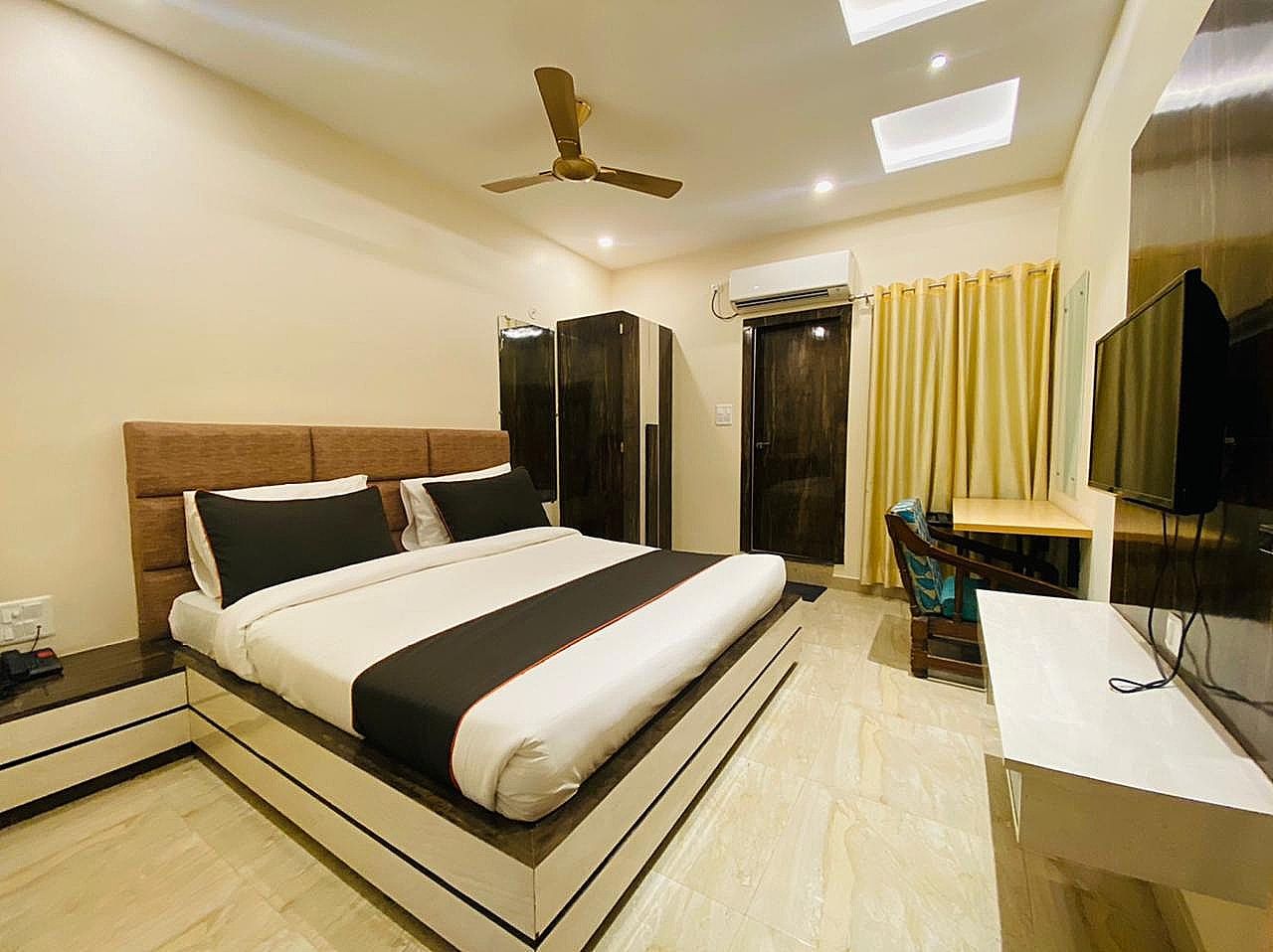 Hotel Vrindavan Palace DELUXE ROOM 3