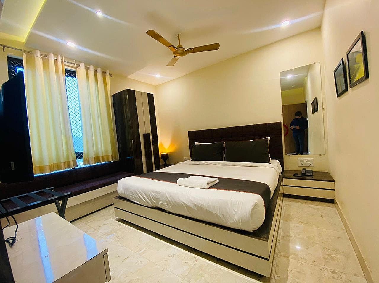 Hotel Vrindavan Palace DELUXE ROOM 2