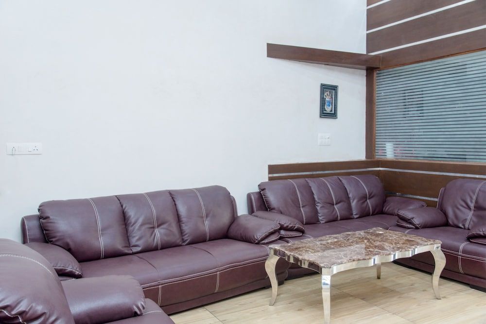 undefined OYO 10893 Hotel Divine Inn 6