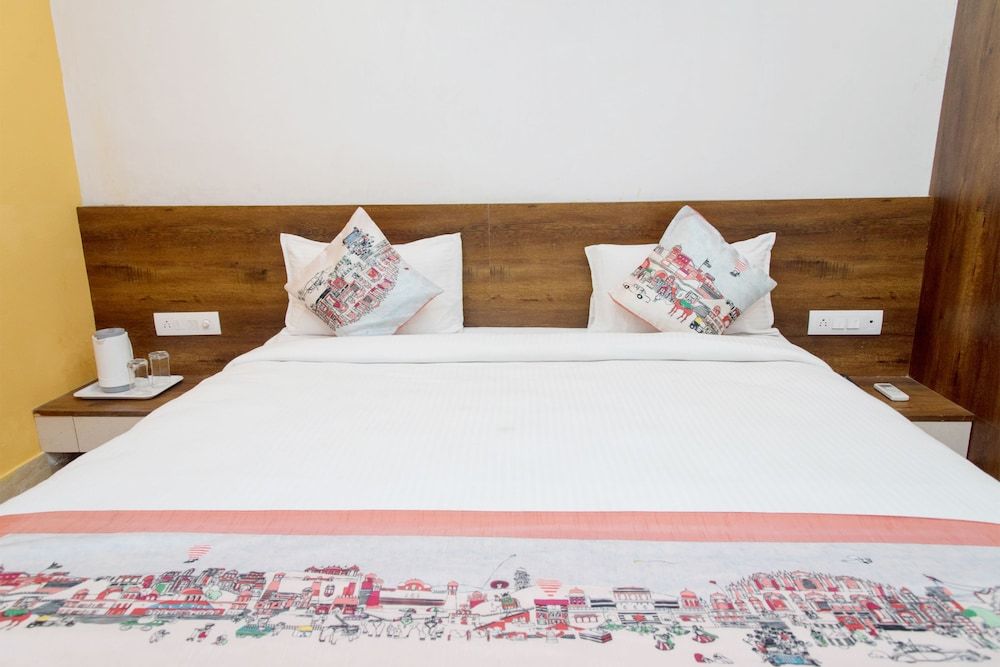 undefined OYO 10893 Hotel Divine Inn 9