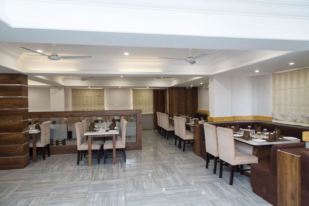 undefined OYO 10893 Hotel Divine Inn 2