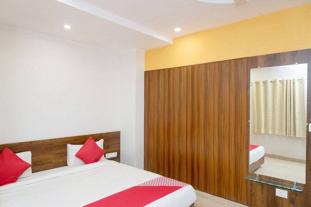 undefined OYO 10893 Hotel Divine Inn 10