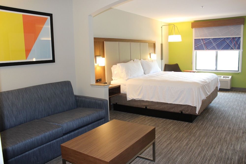 Suite, 1 King Bed, Accessible