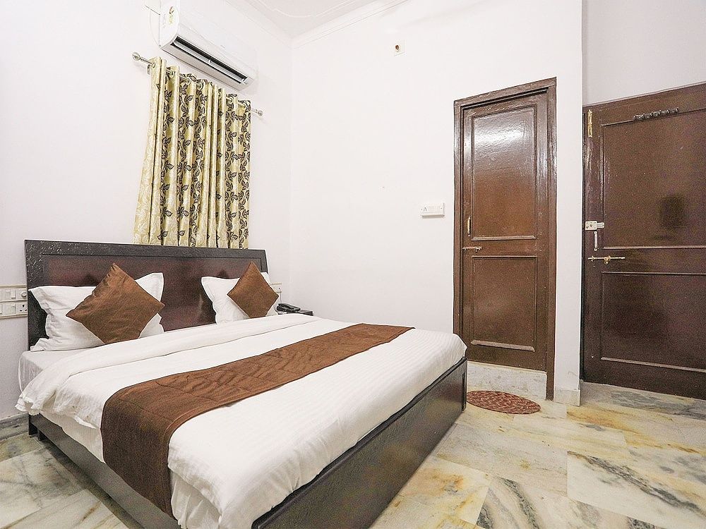 undefined OYO 9971 Hotel Royal T 8