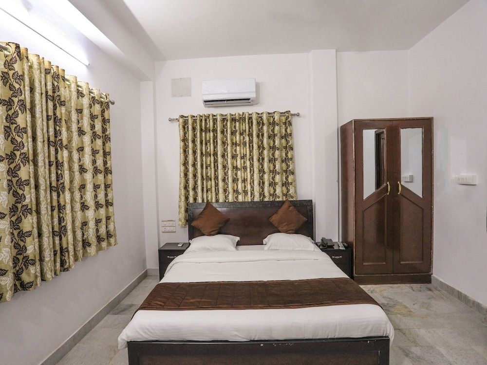 undefined OYO 9971 Hotel Royal T 7