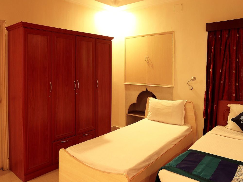 OYO 4402 Mishra's Guest House Double or Twin Room 7