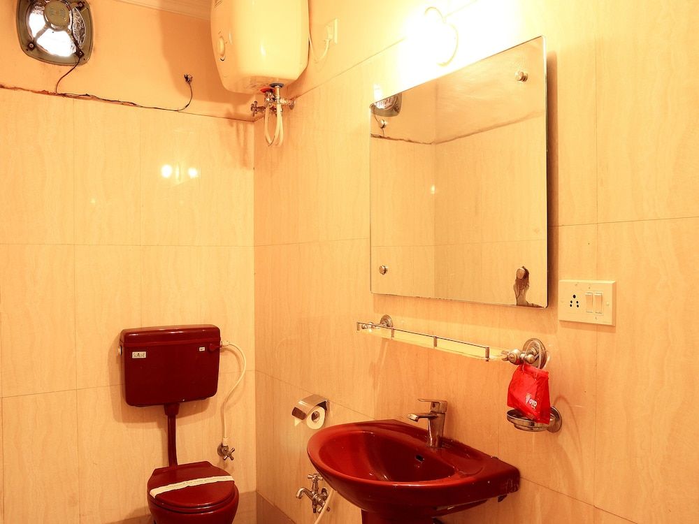 OYO 4402 Mishra's Guest House Double or Twin Room 9