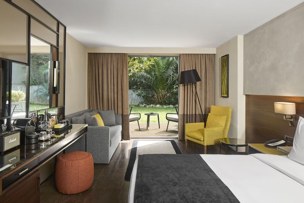 Suite, 1 Double Bed, Non Smoking, Garden View (Patio)