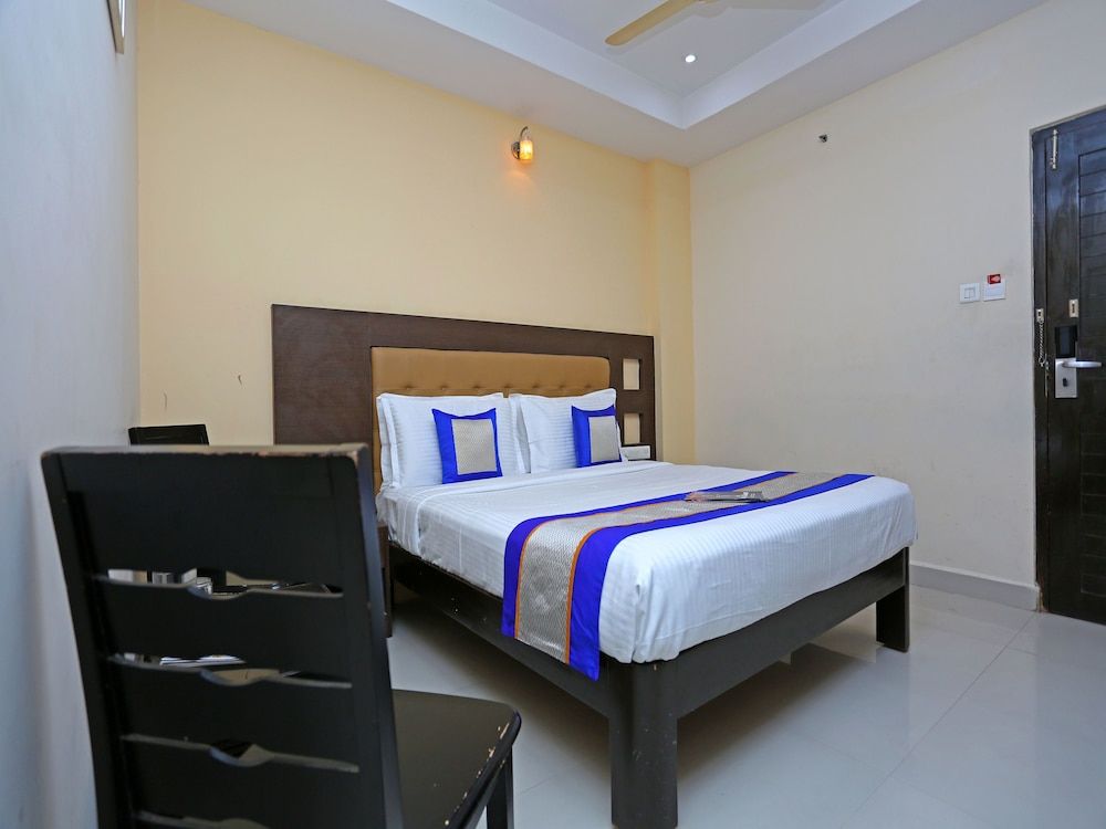OYO Flagship 061 Tirupati Railway Station Double or Twin Room 13