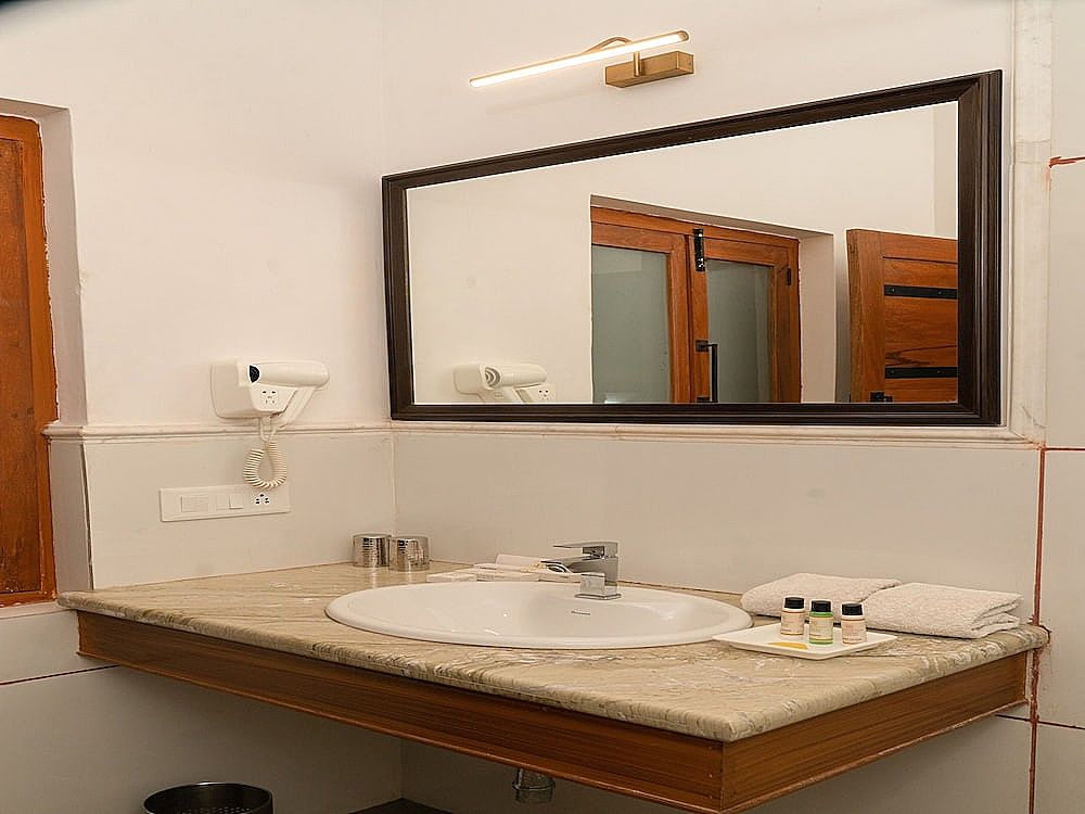 Indra Niwas Deluxe Room 16