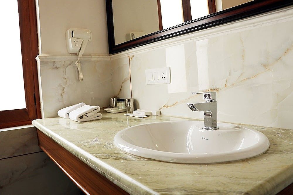 Indra Niwas Deluxe Room 18