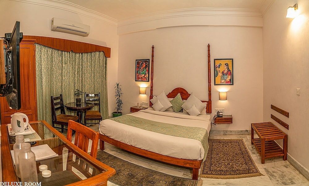 Indra Niwas Deluxe Room 14