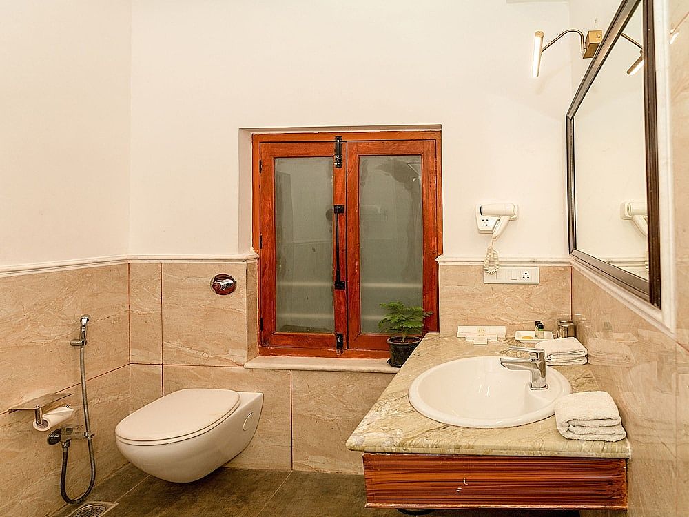 Indra Niwas Deluxe Room 15