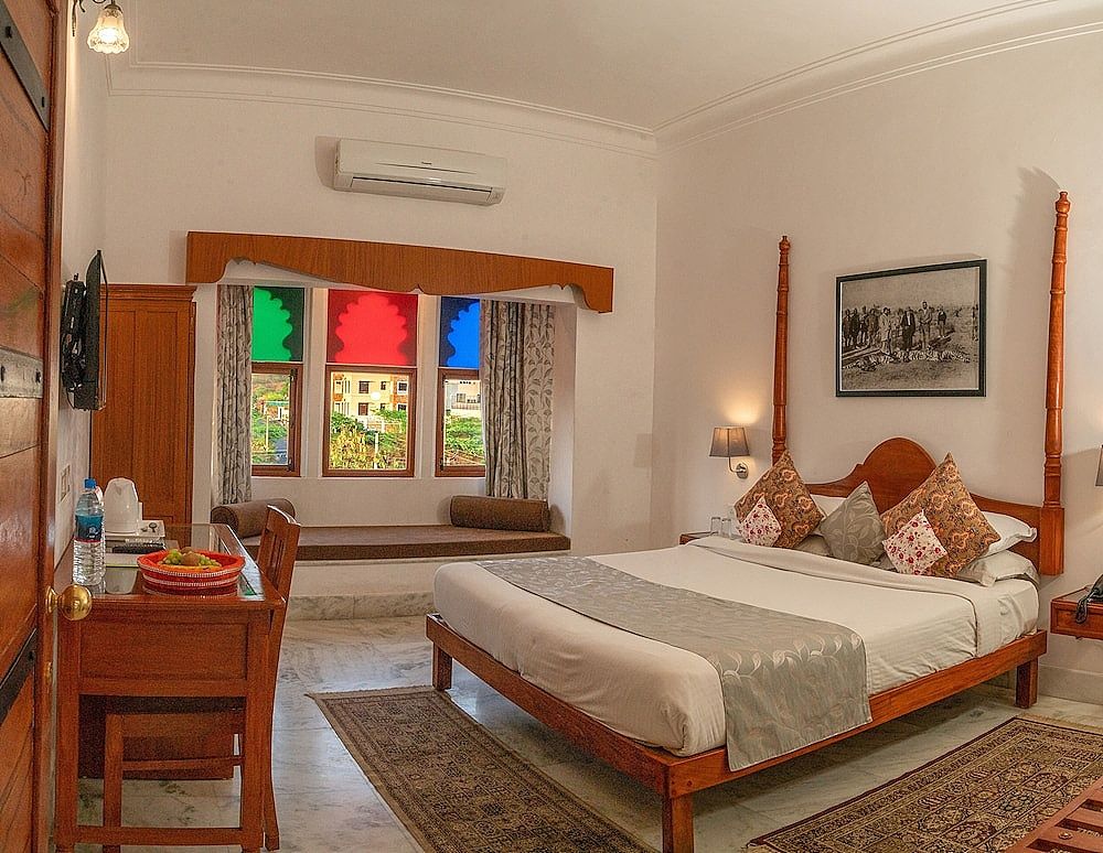 Indra Niwas Deluxe Room 8