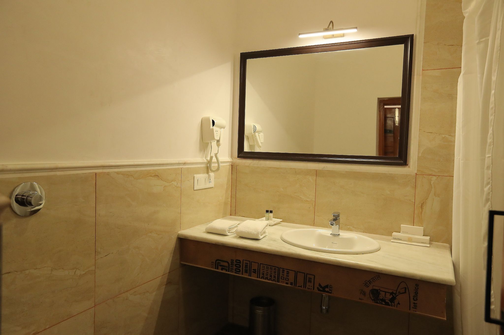 Indra Niwas Deluxe Room 5