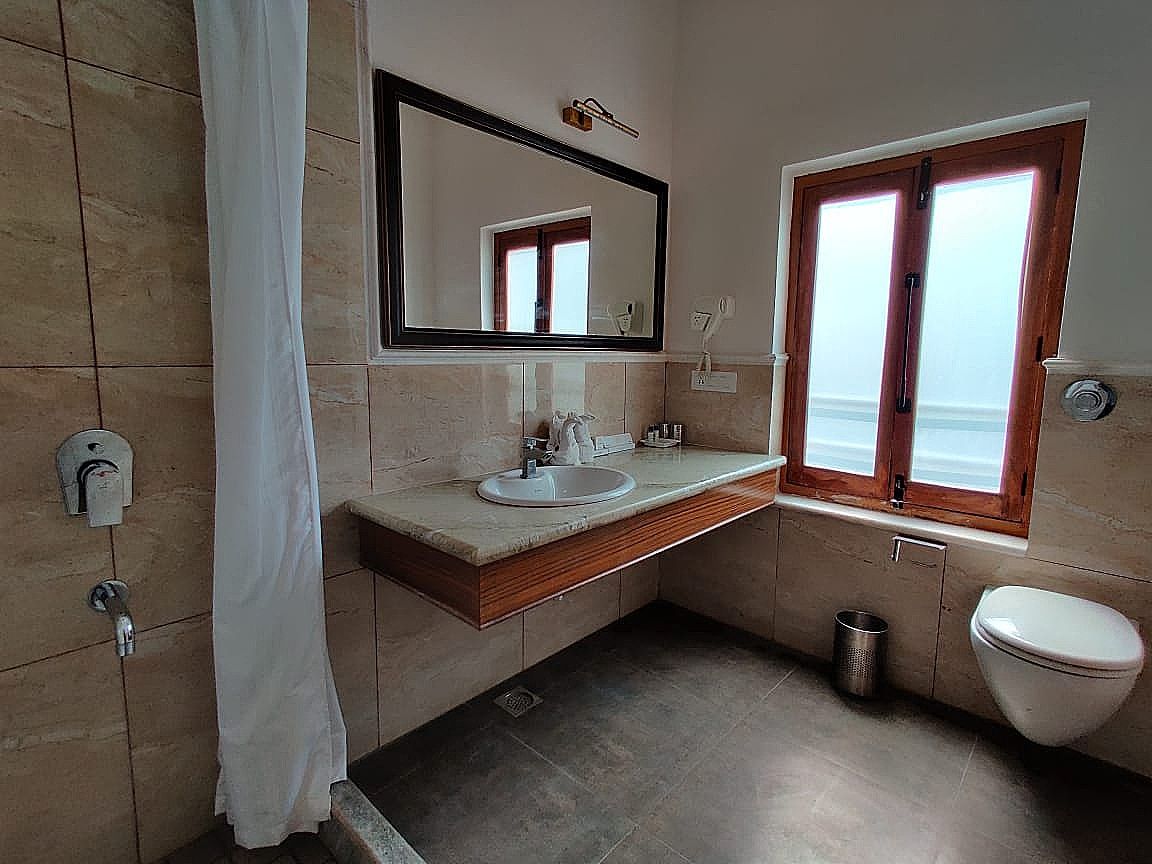 Indra Niwas Deluxe Room 9