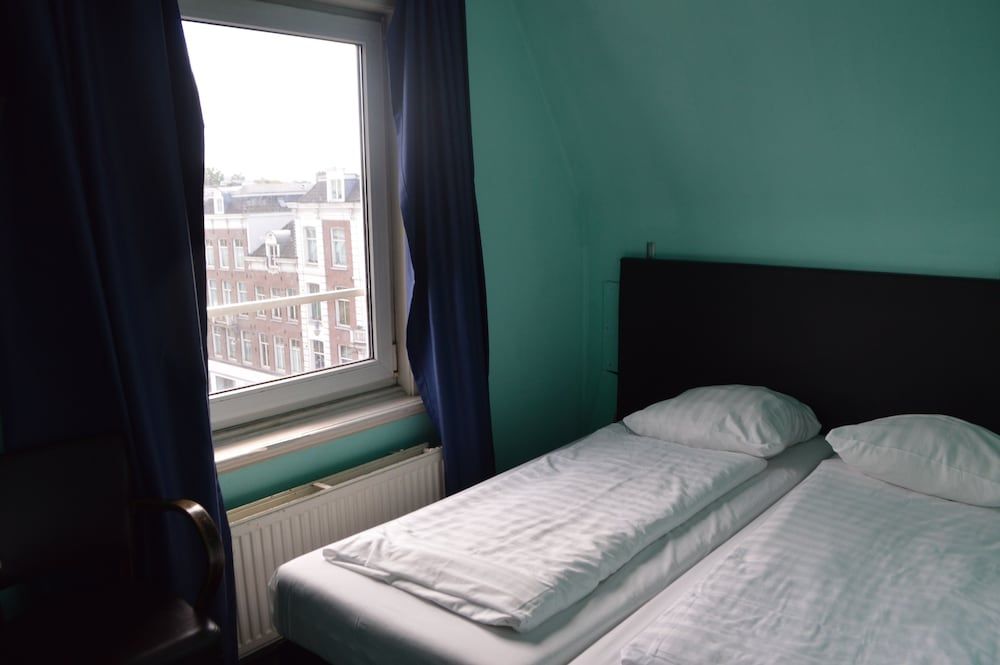Princess Hostel Amsterdam Twin Room, 2 Twin Beds, Shared Bathroom 4