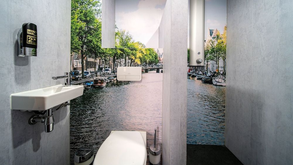 Princess Hostel Amsterdam Twin Room, 2 Twin Beds, Shared Bathroom 9