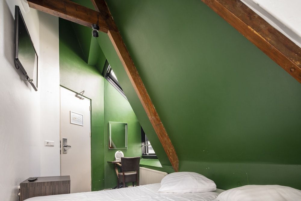 Princess Hostel Amsterdam Twin Room, 2 Twin Beds, Shared Bathroom 2