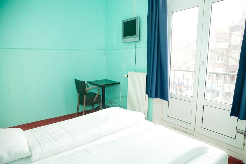 Princess Hostel Amsterdam Twin Room, 2 Twin Beds, Shared Bathroom 11