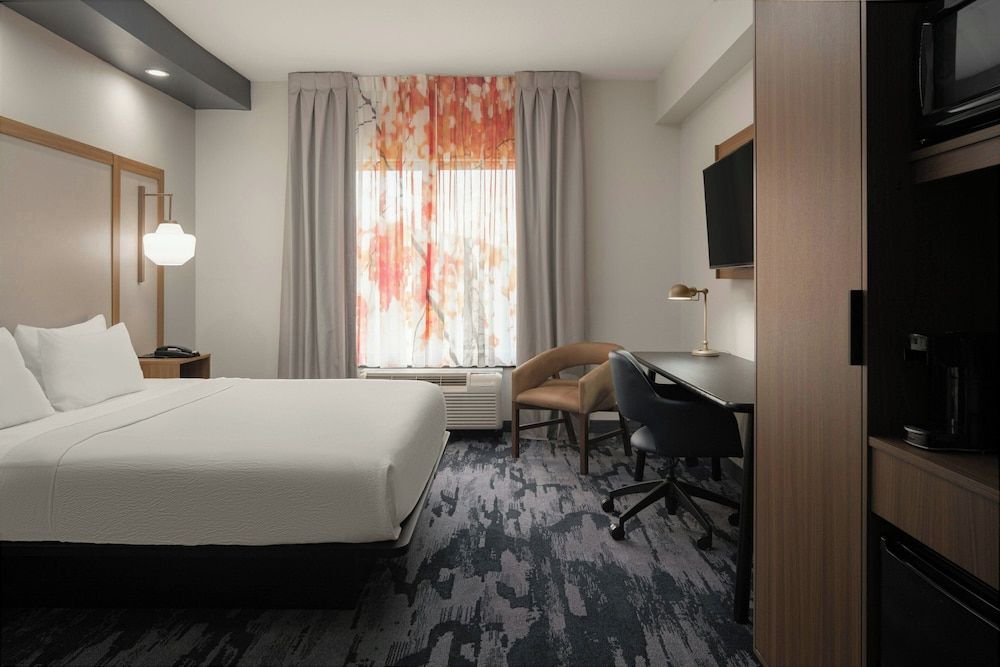Studio Suite, 1 King Bed with Sofa bed (Mobility/Hearing Access, Roll-in Shwr)