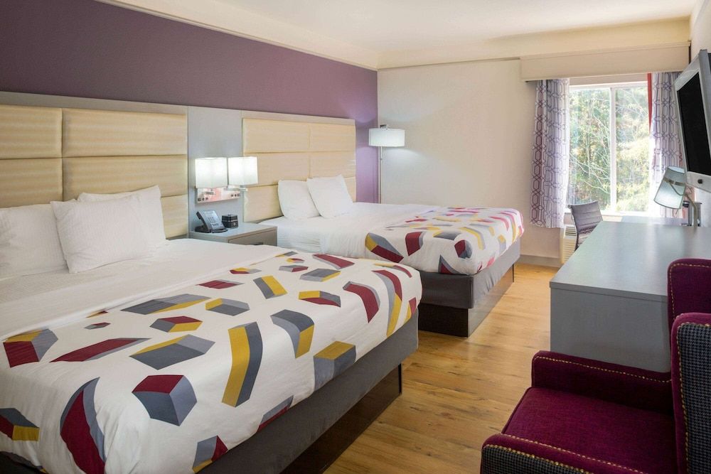 Room, 2 Queen Beds, Bathtub Grab Bars (Mobility/Hearing Impaired Accessible)