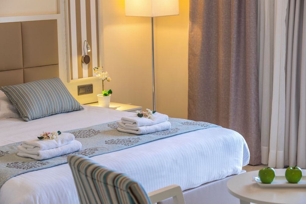Superior Room, 1 Double Bed, Partial Sea View