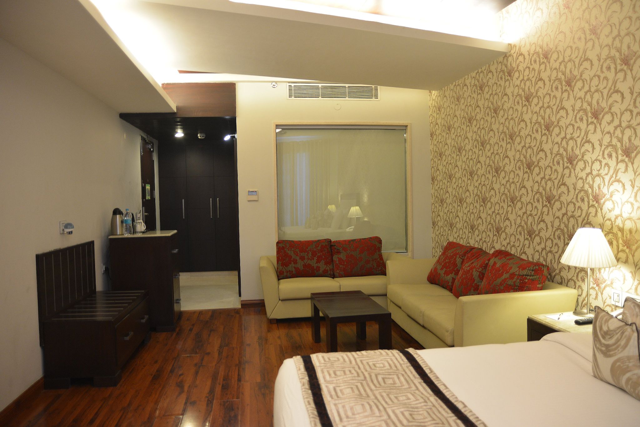 TreeHouse Queens Pearl Deluxe Double Bed 5