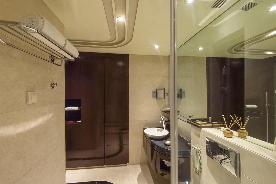 Vivanta Hyderabad Begumpet Superior Room King Bed 4