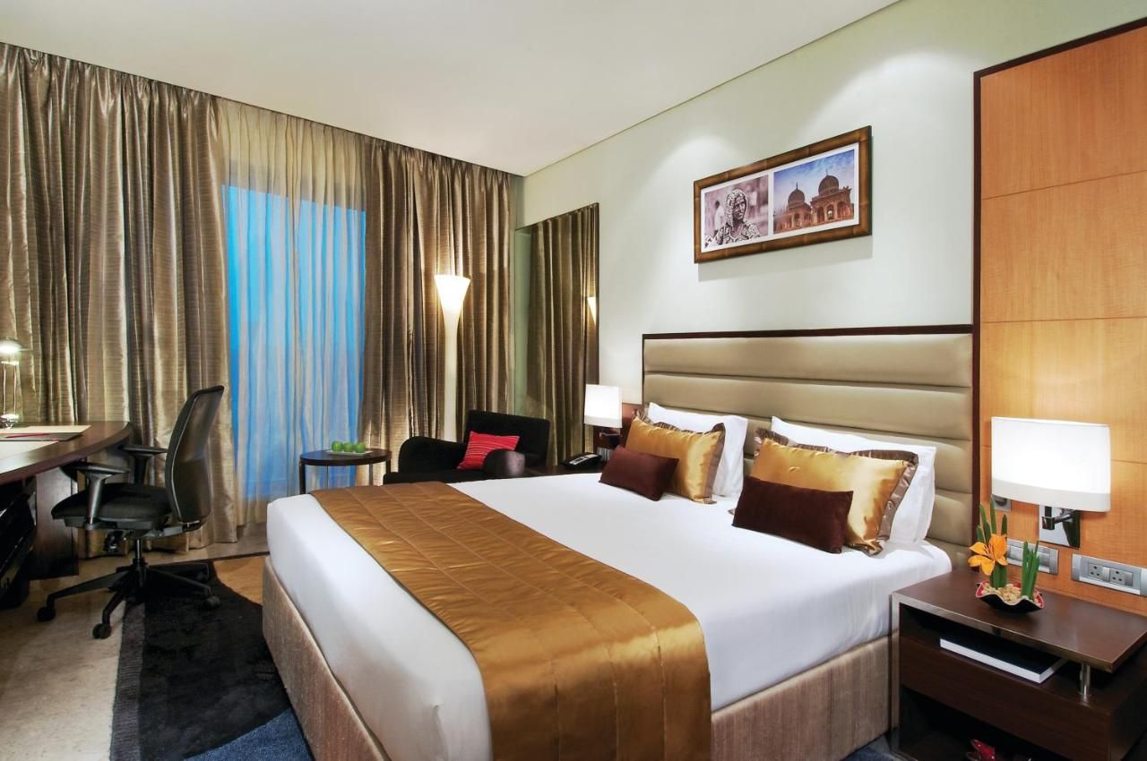 Deluxe Suite King Bed with Bathtub