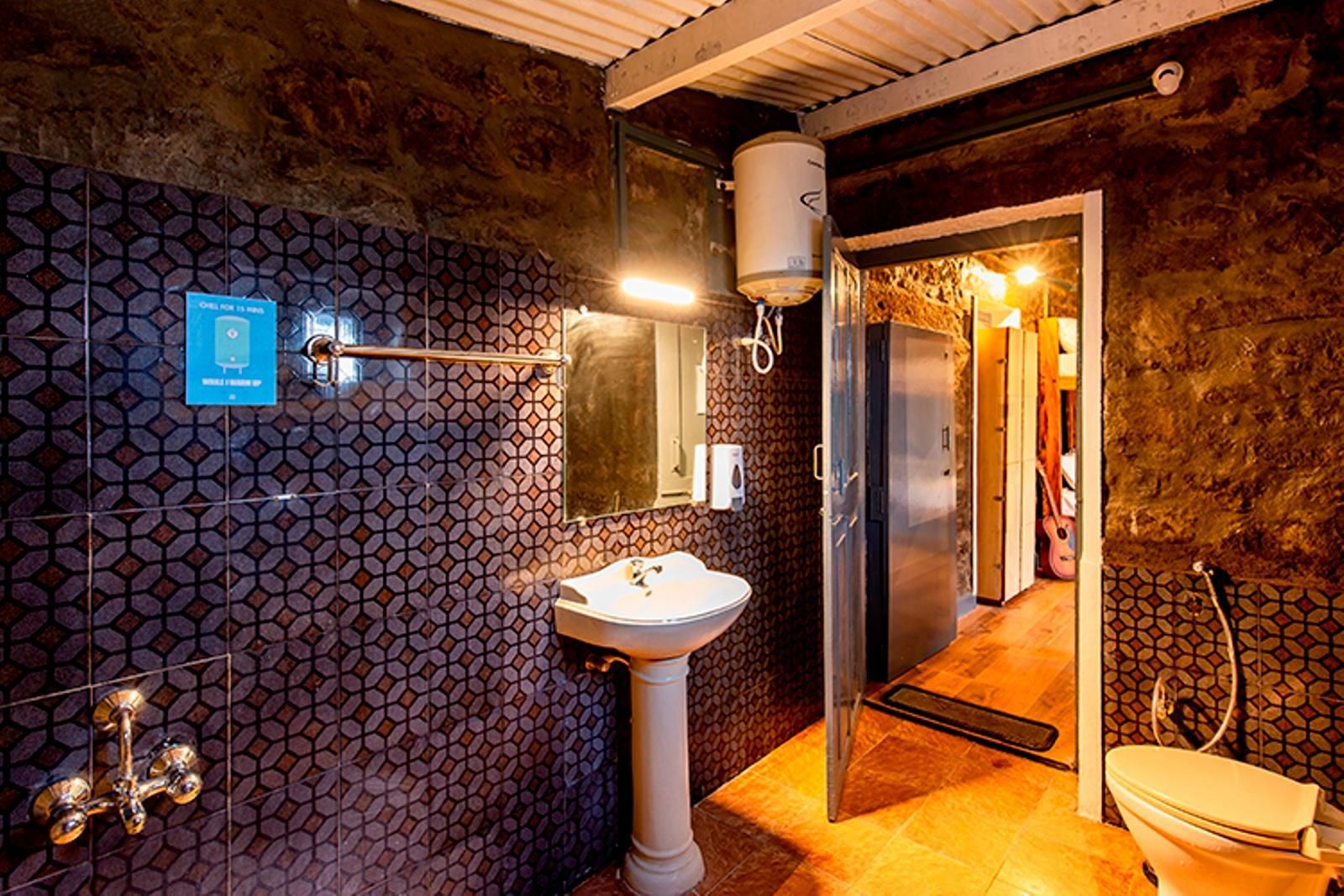 1 Person in 6-Bed Dormitory with Private Bathroom - Mixed