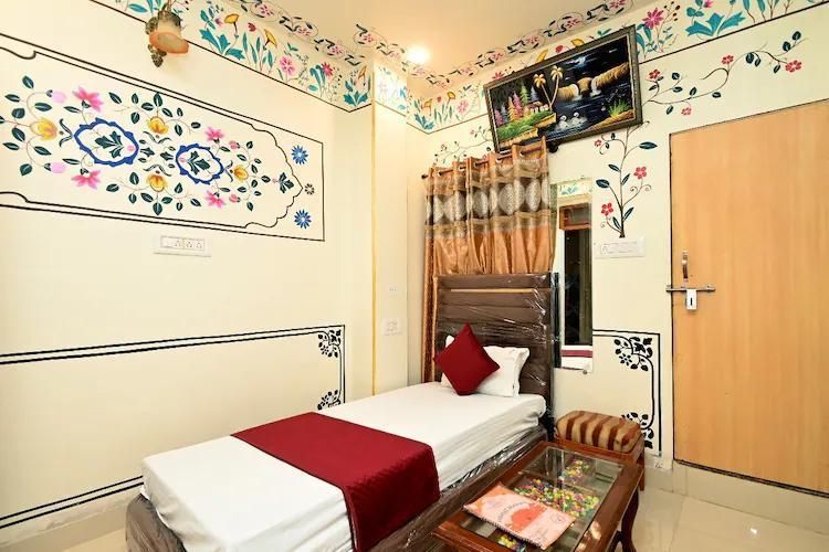 Standard Triple Bed Room
