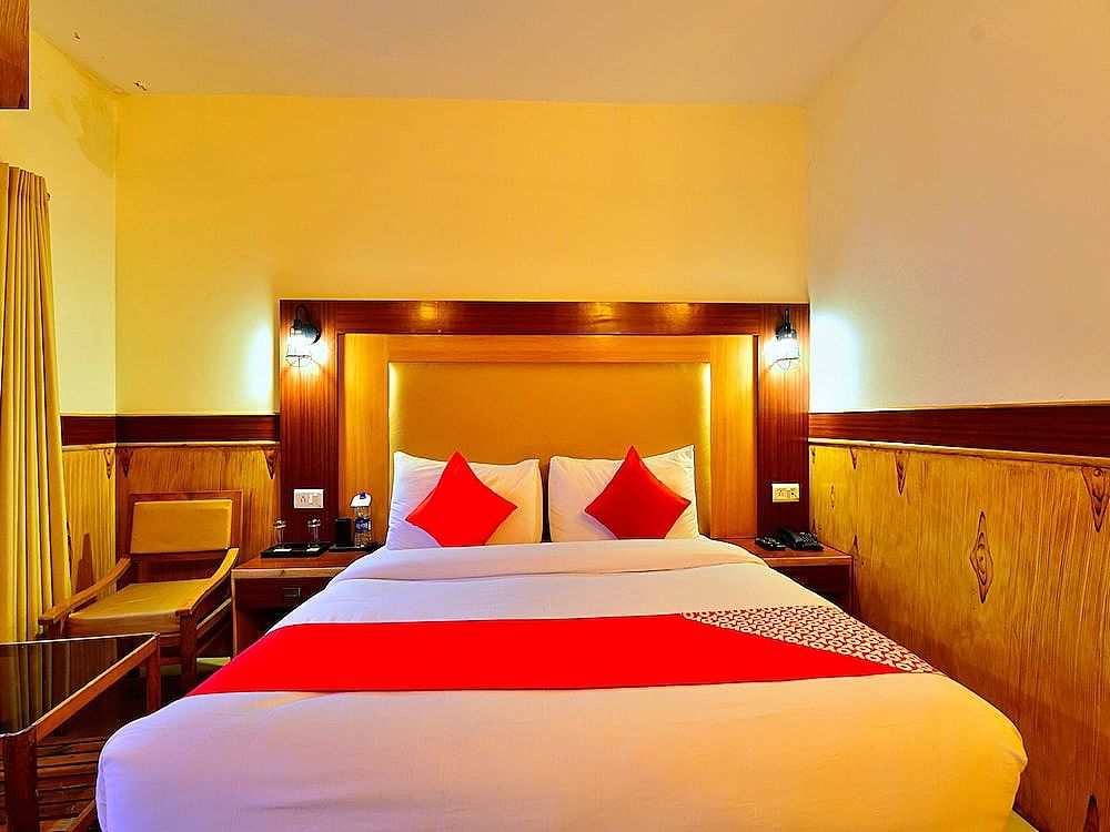 Capital O 30169 Signature Manaali Double or Twin Room