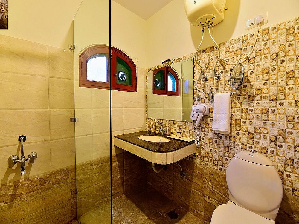 Capital O 30169 Signature Manaali Deluxe Double or Twin Room, 1 King Bed 3