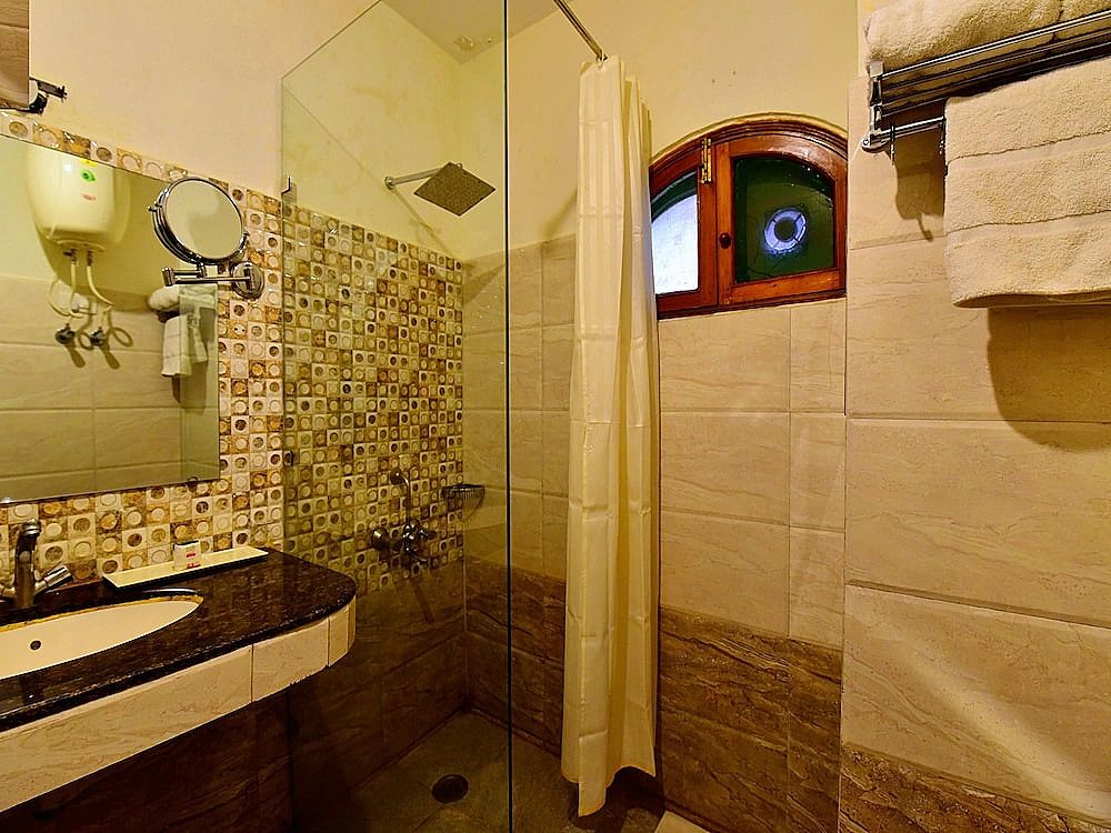 Capital O 30169 Signature Manaali Double or Twin Room 5