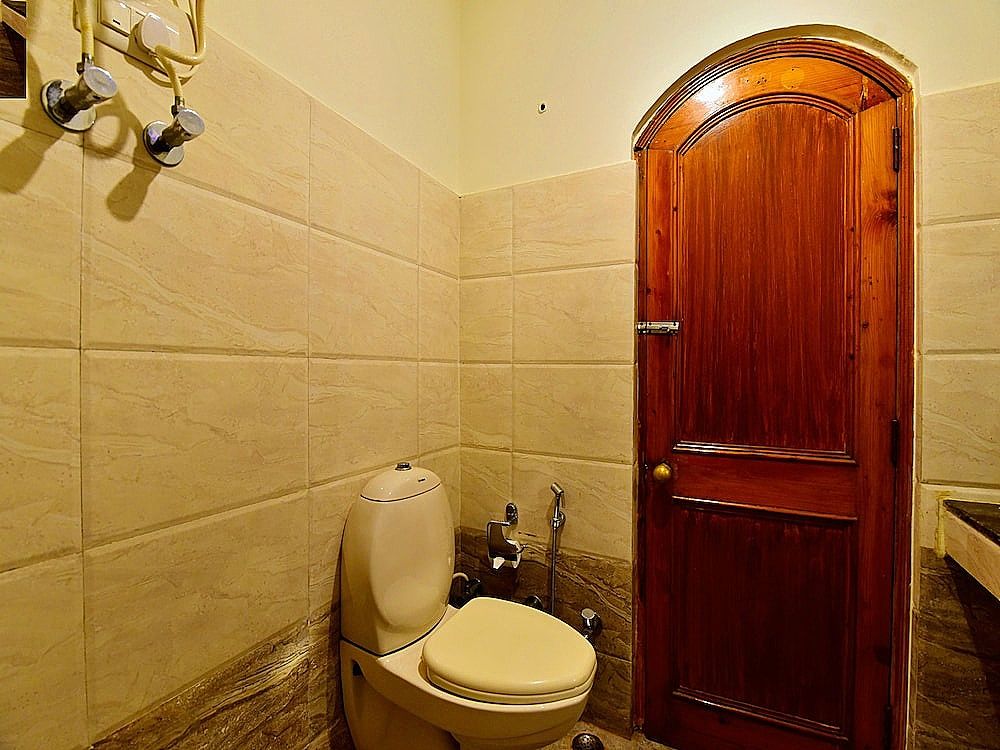 Capital O 30169 Signature Manaali Double or Twin Room 6