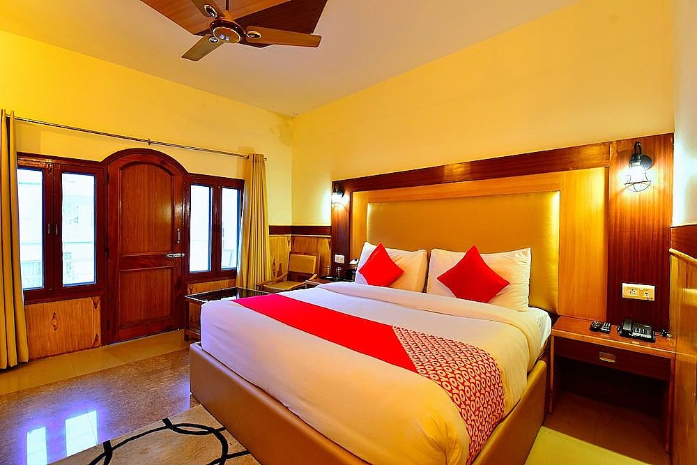 Capital O 30169 Signature Manaali Deluxe Double or Twin Room, 1 King Bed 2