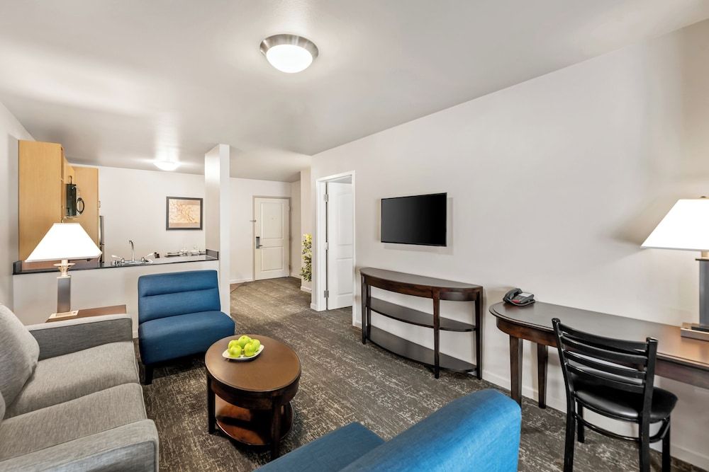 Ledgestone Suites Hotel Yakima Comfort Suite, 1 Queen Bed with Sofa bed, Roll-in Shower 9