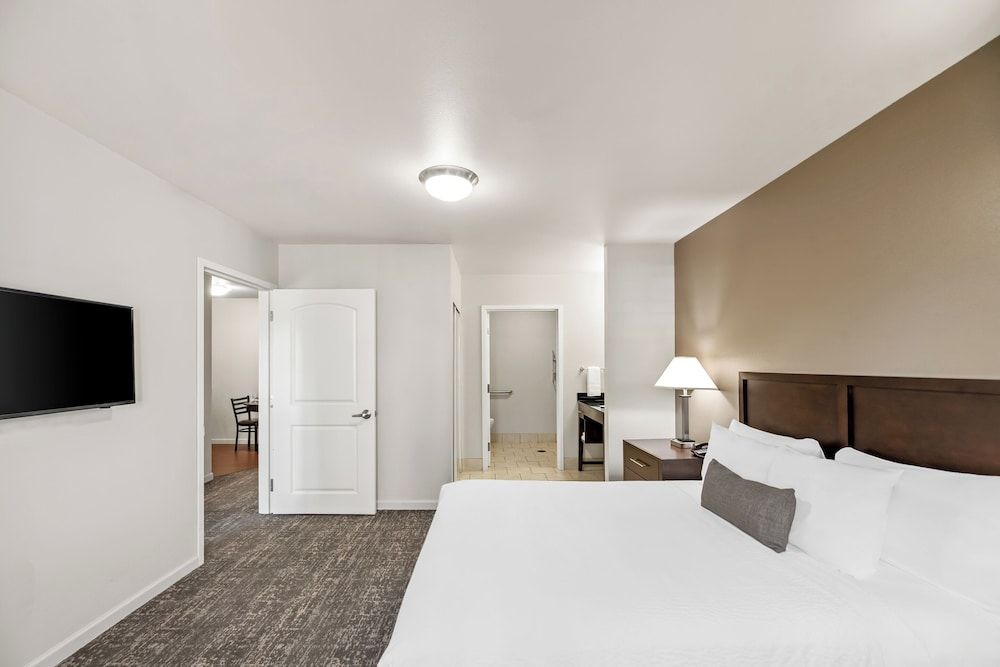 Ledgestone Suites Hotel Yakima Comfort Suite, 1 Queen Bed with Sofa bed, Roll-in Shower