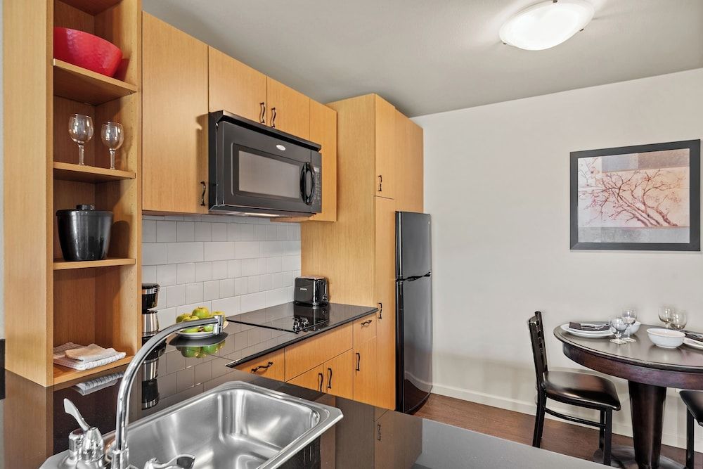 Ledgestone Suites Hotel Yakima Comfort Suite, 1 Queen Bed with Sofa bed, Roll-in Shower 6