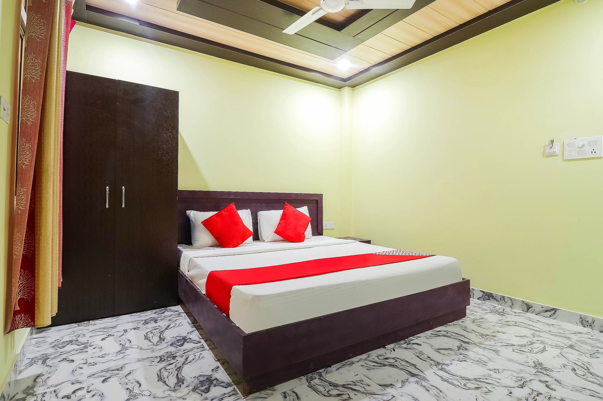 DIDI Hotel Alambagh Deluxe Room 2