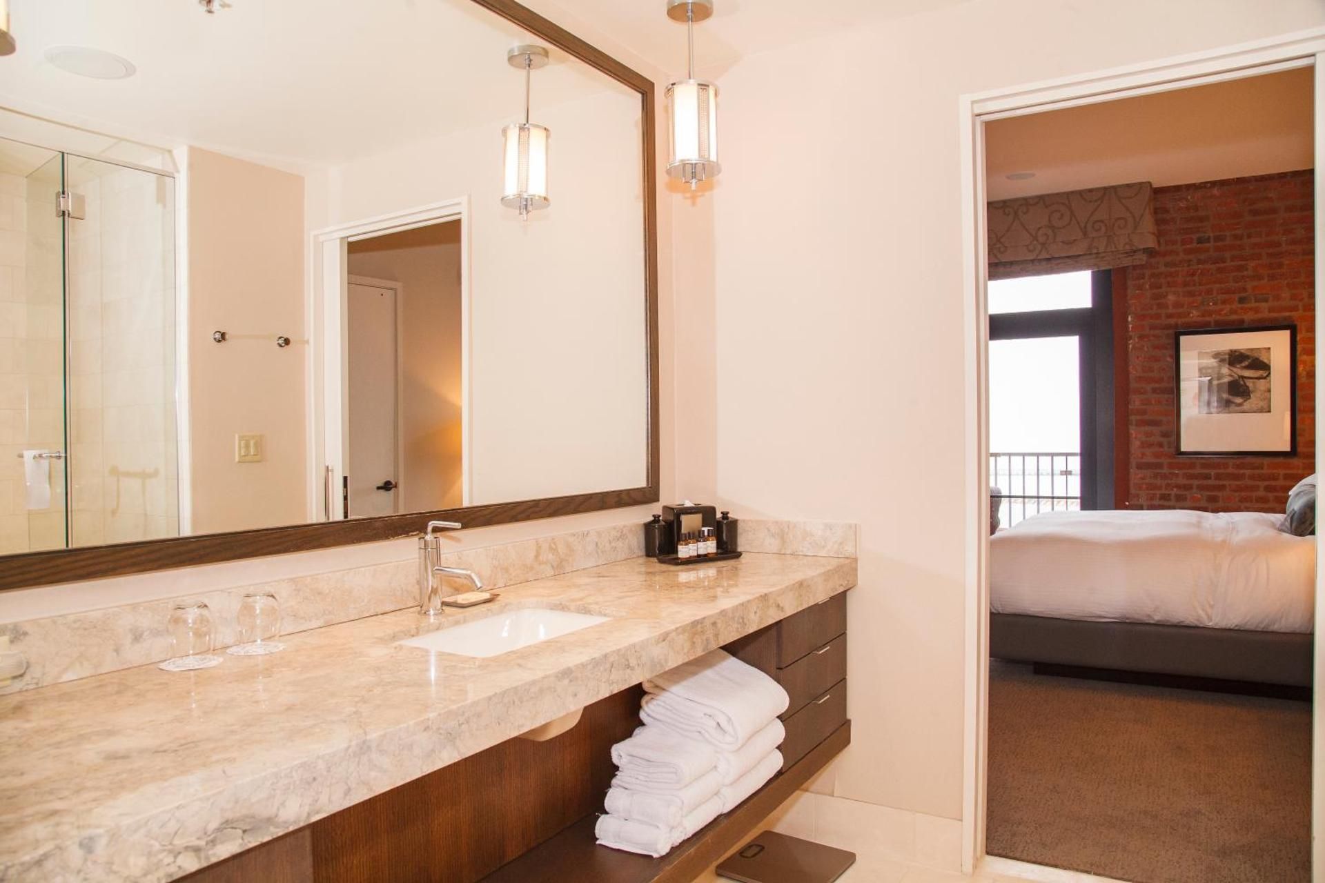 2 Bedroom Residence 2 King , Gourmet Kitchen, Living Room, Sofabed