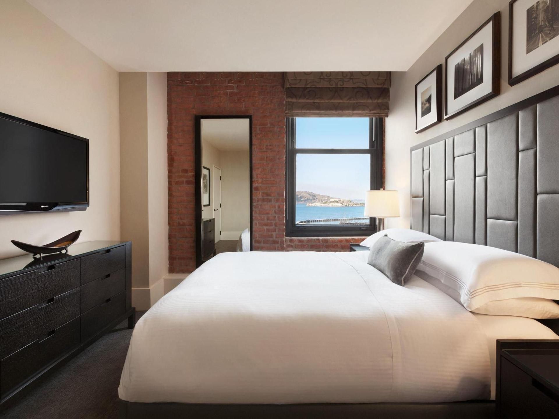 2 Bedroom Bay View Residence 2 King, Gourmet Kitchen, Living Room, Sofabed