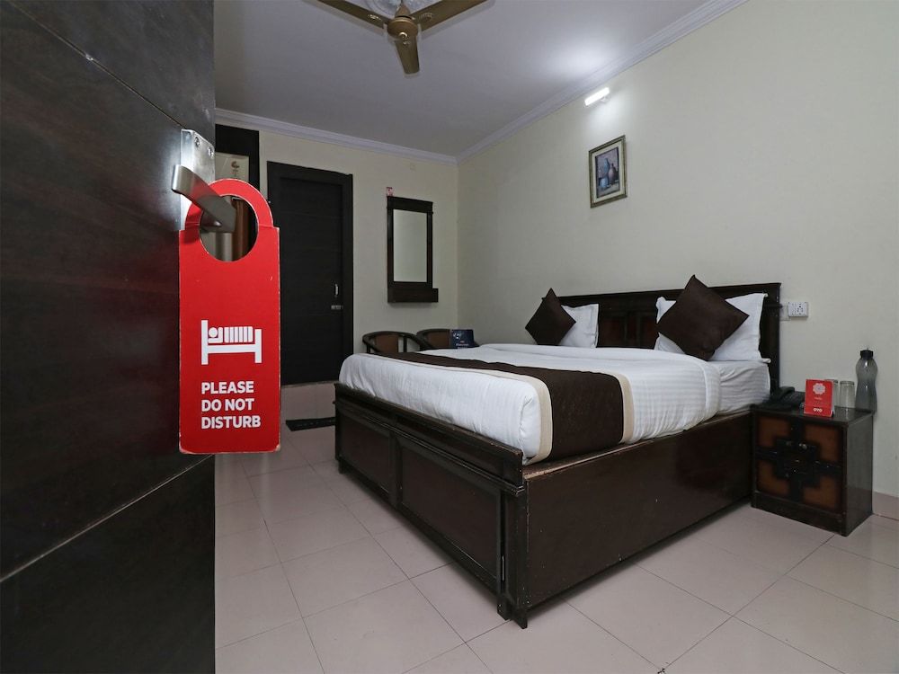 OYO 23009 Hotel Maxx Deluxe Room, 1 King Bed 4