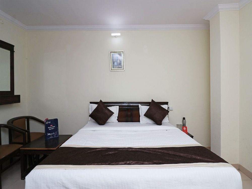 OYO 23009 Hotel Maxx Deluxe Room, 1 King Bed 2