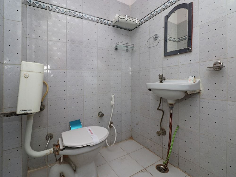 OYO 23009 Hotel Maxx Deluxe Room, 1 King Bed 3