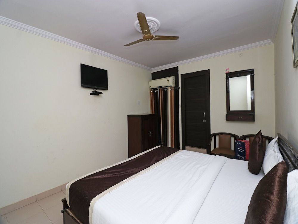 OYO 23009 Hotel Maxx Deluxe Room, 1 King Bed