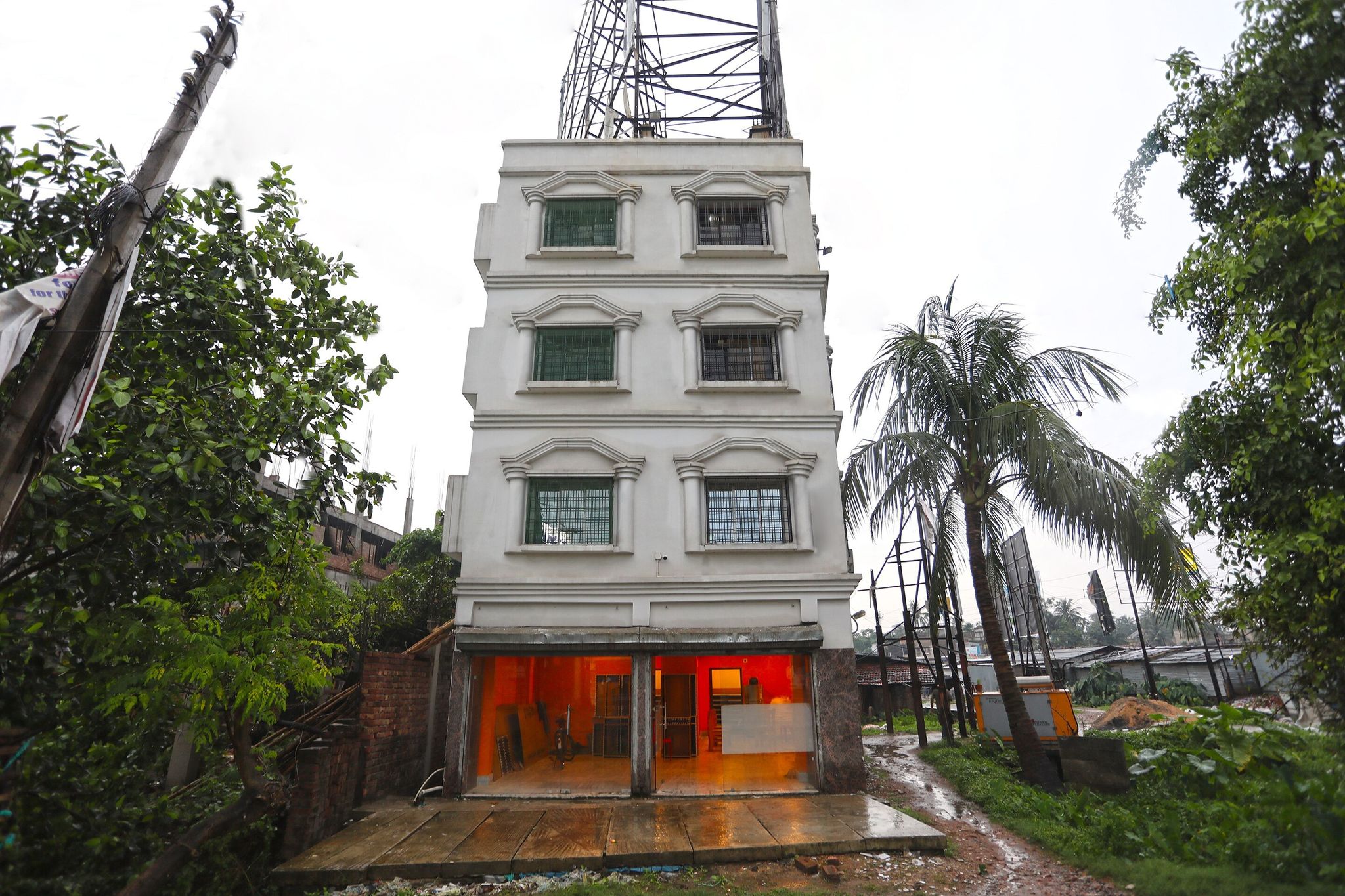 OYO 16058 Classic Inn