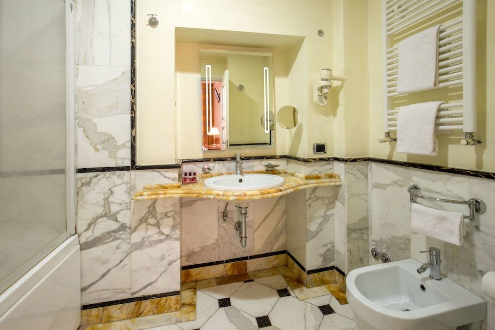 undefined Suite Opera Rooms 8