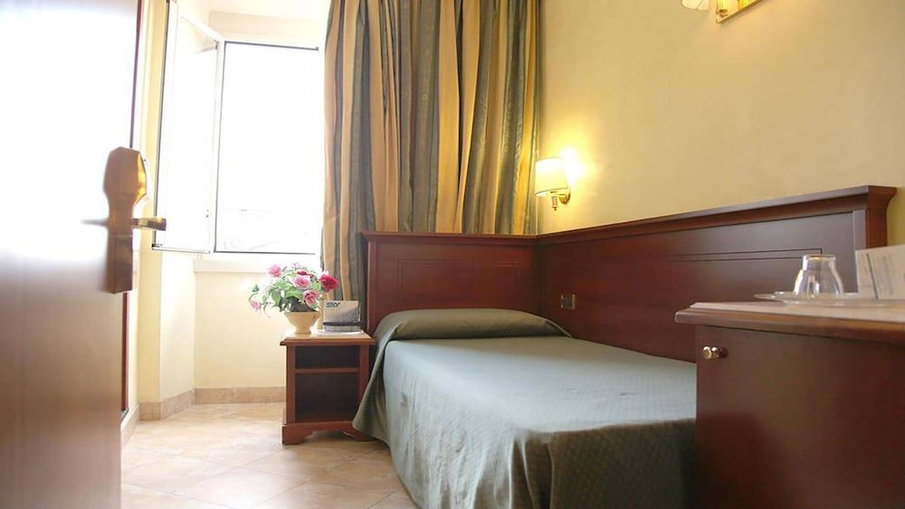 undefined Suite Opera Rooms 4